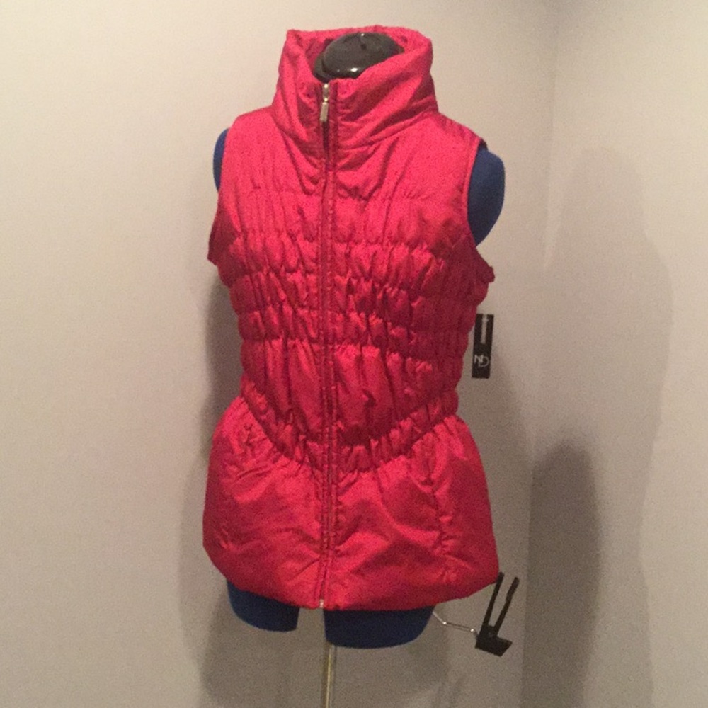 Women’s red zip up vest medium